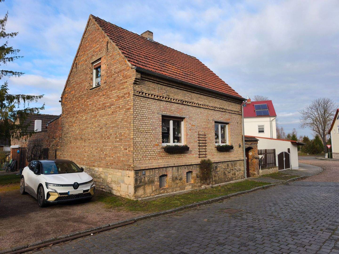 Immobilie in Seegebiet Mansfelder Land - Charmantes Einfamilienhaus mit Carport, Garage & Nebengelass - Bild 0