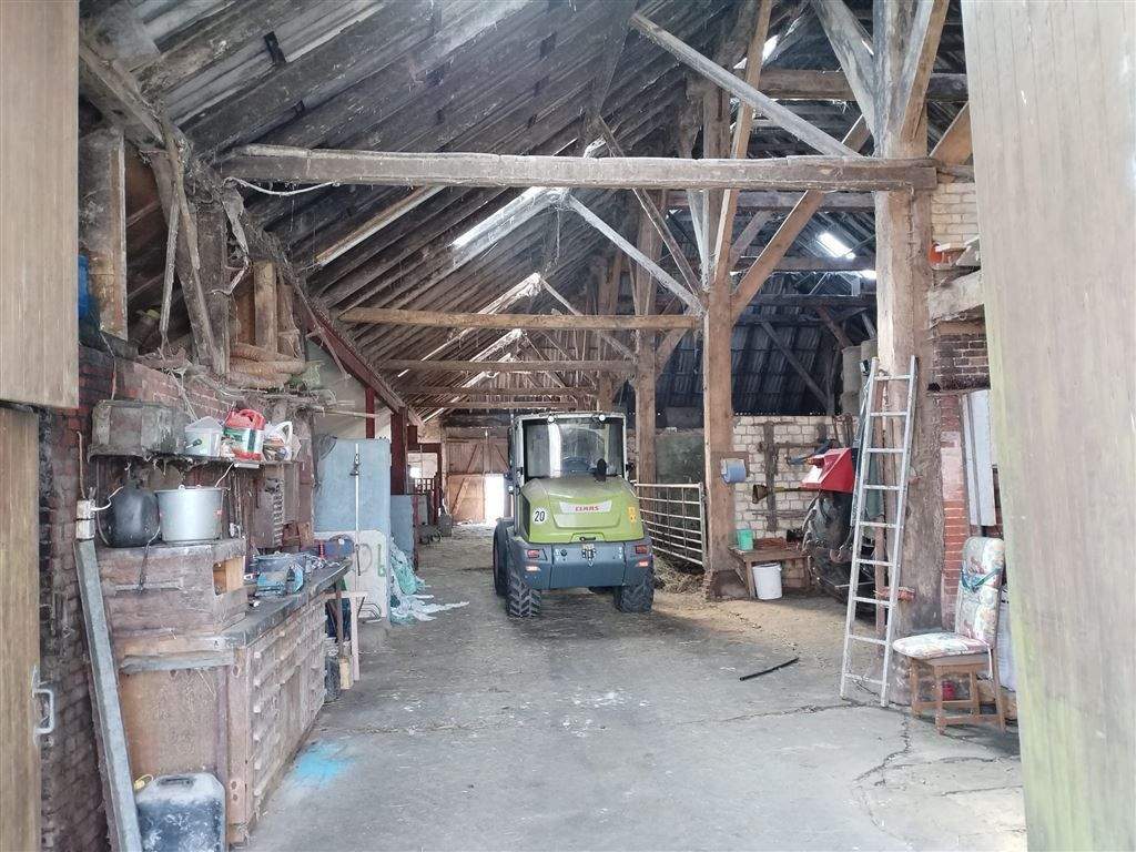 Immobilie in Krummhörn - Seltenheitswert - Pferdeliebhaber aufgepasst - Renovierungsbedürftiger Resthof mit historischem Charme zu verkaufen - Bild 2