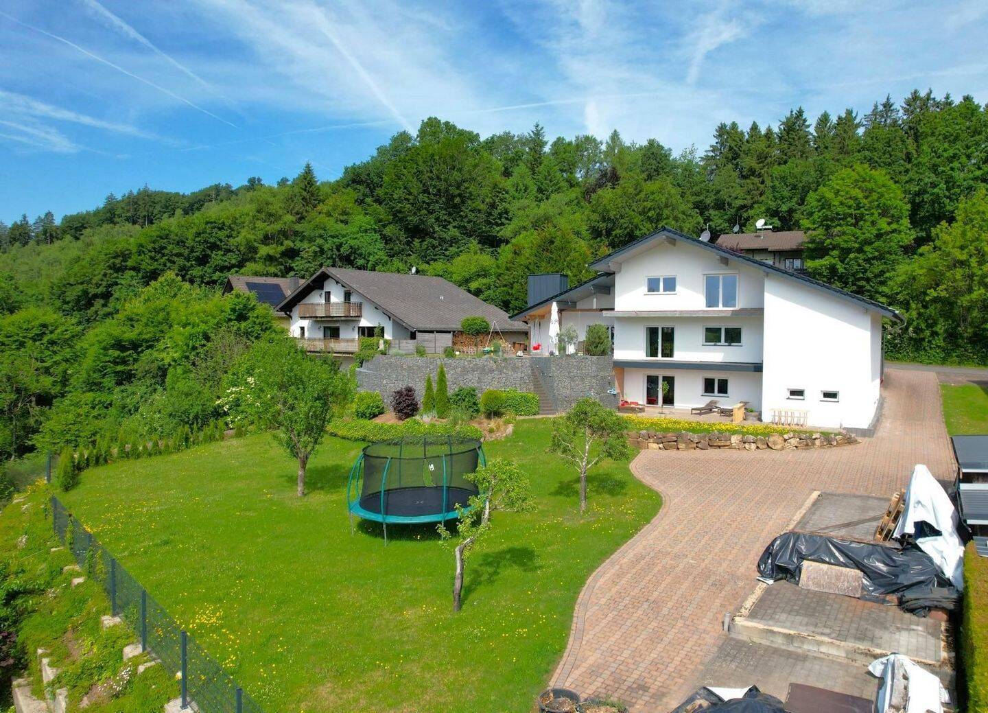 Immobilie in Gerolstein - Wunderschön gelegenes, geräumiges Landhaus mit Terrasse, Balkon, Einliegerwohnung, Garage und einmaligem Ausblick in Gerolstein-Müllenborn - Bild 1