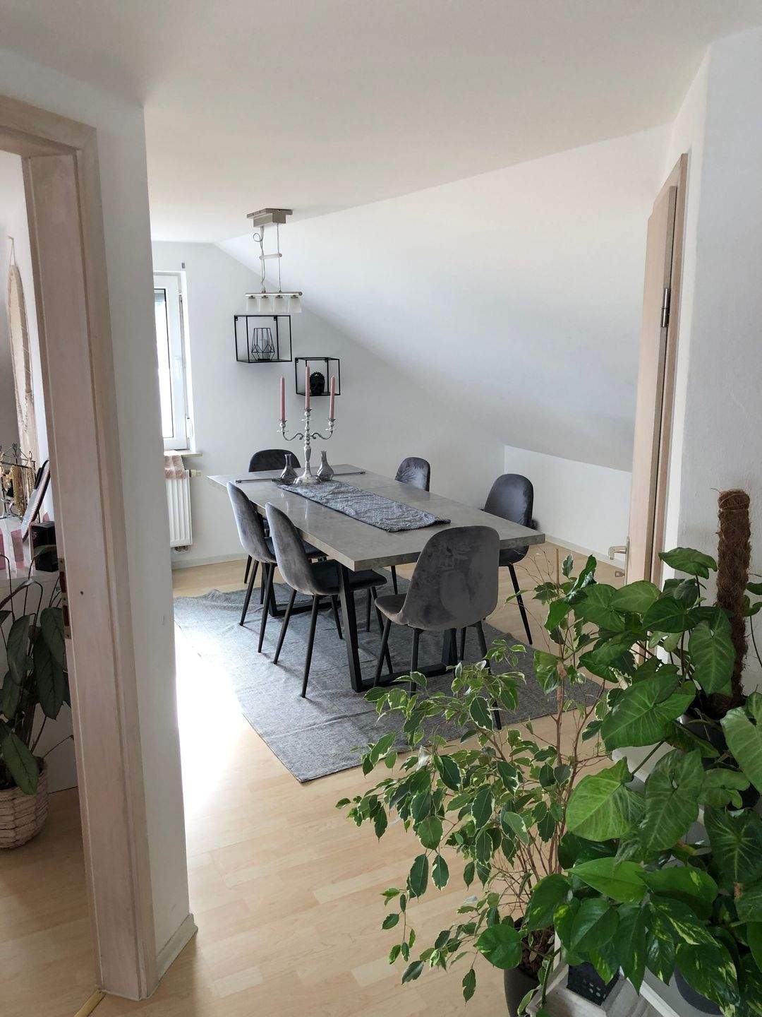 Immobilie in Hofheim in Unterfranken - Lichtdurchflutetes Raumwunder im DG mit Balkon und PV-Anlage - Bild 2