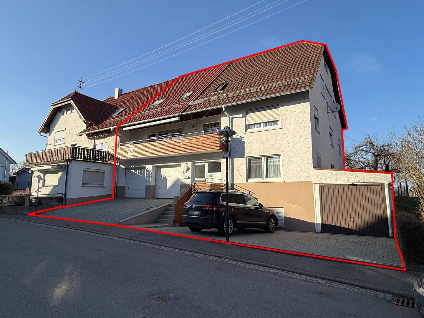 Immobilie in Hechingen - Geräumige DHH mit 3 Wohnungen in ruhiger Ortsrandlage. Ideal für Kapitalanleger oder Großfamilien   - Bild 0