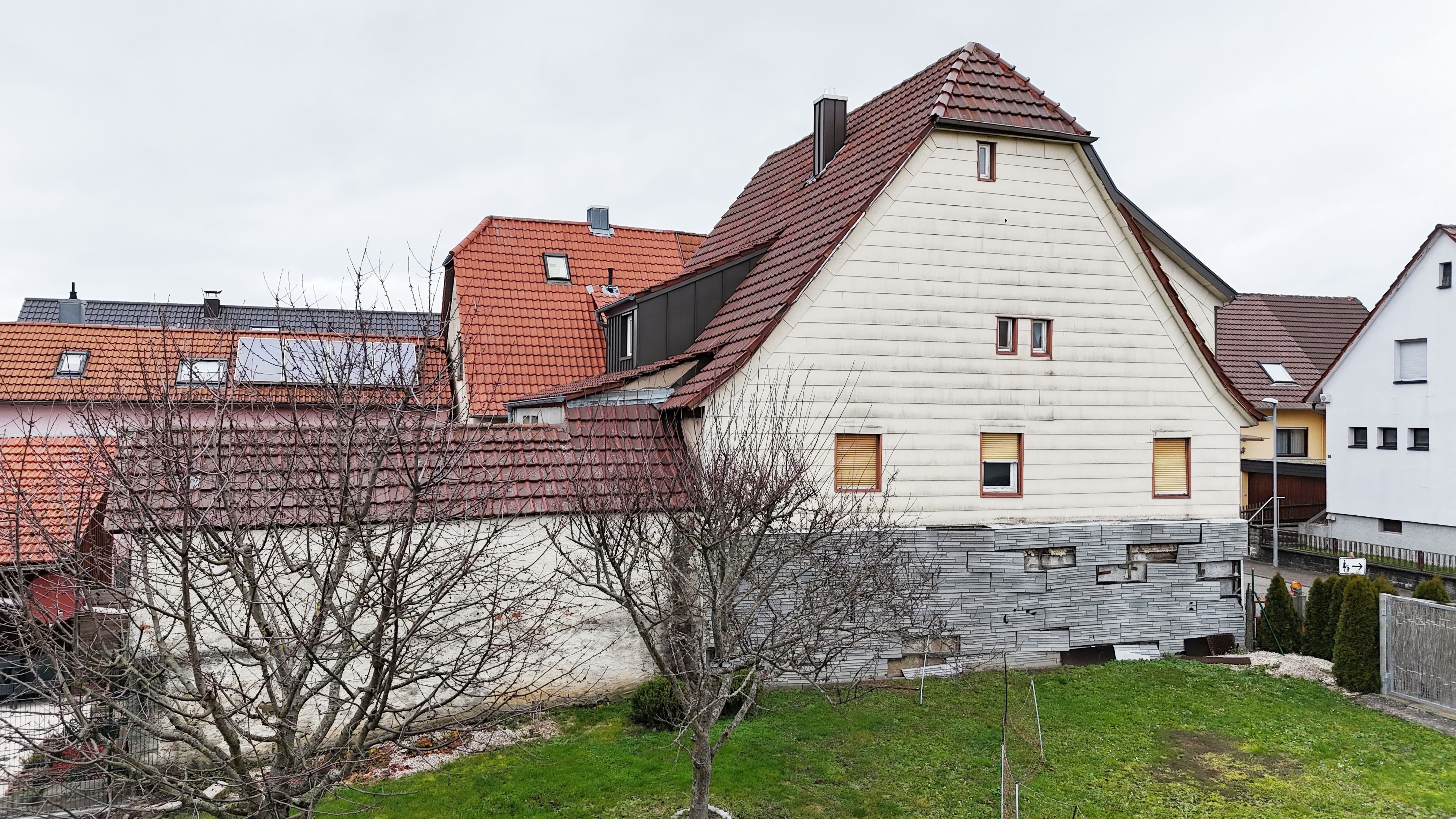 Einfamilienhaus zum Kauf provisionsfrei 249.900 € 7 Zimmer 162,8 m²<br/>Wohnfläche 332 m²<br/>Grundstück ab sofort<br/>Verfügbarkeit Nußbaumer Straße 17 Göbrichen Neulingen 75245