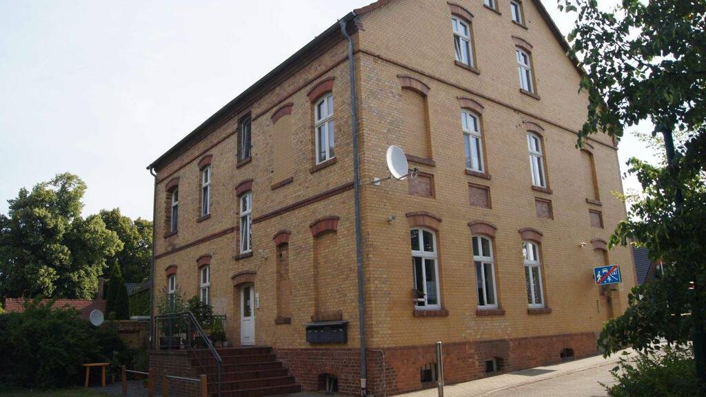 Wohnung zur Miete 400 € 3,5 Zimmer 88,8 m² 2. Geschoss frei ab sofort Poleyer Straße 12 Sallgast 03238