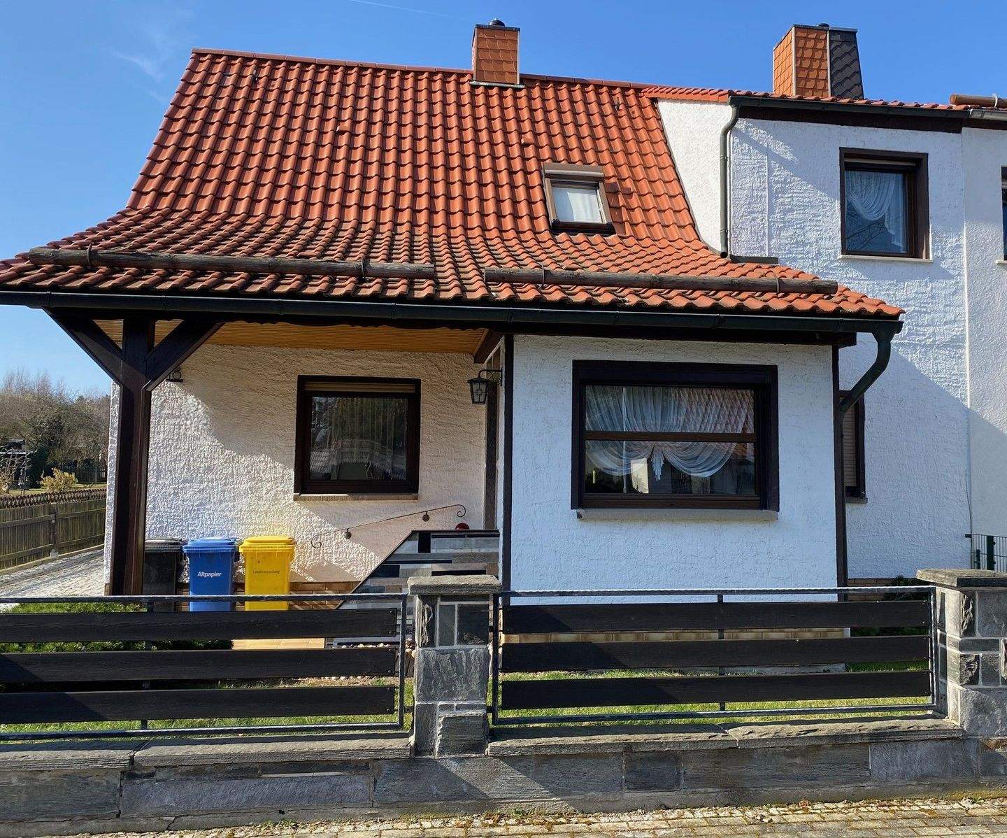 Immobilie in Hermsdorf - Schicke Doppelhaushälfte in Hermsdorf SHK auf großem Grundstück mit reichlich Nebengelass - Bild 0