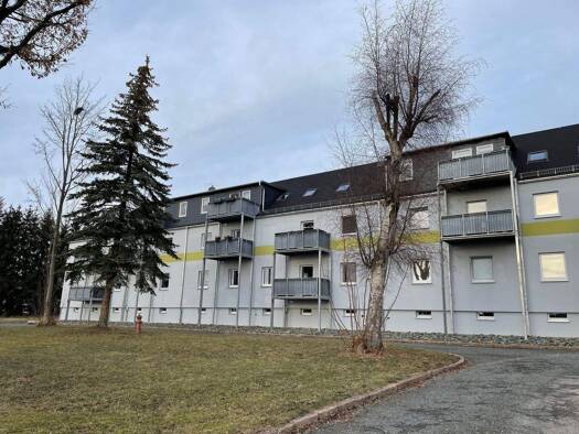 Wohnung zur Miete 699 € 3 Zimmer 80 m² 2. Geschoss frei ab 15.12.2025 Herlasgrüner Str. 52 Treuen 08233