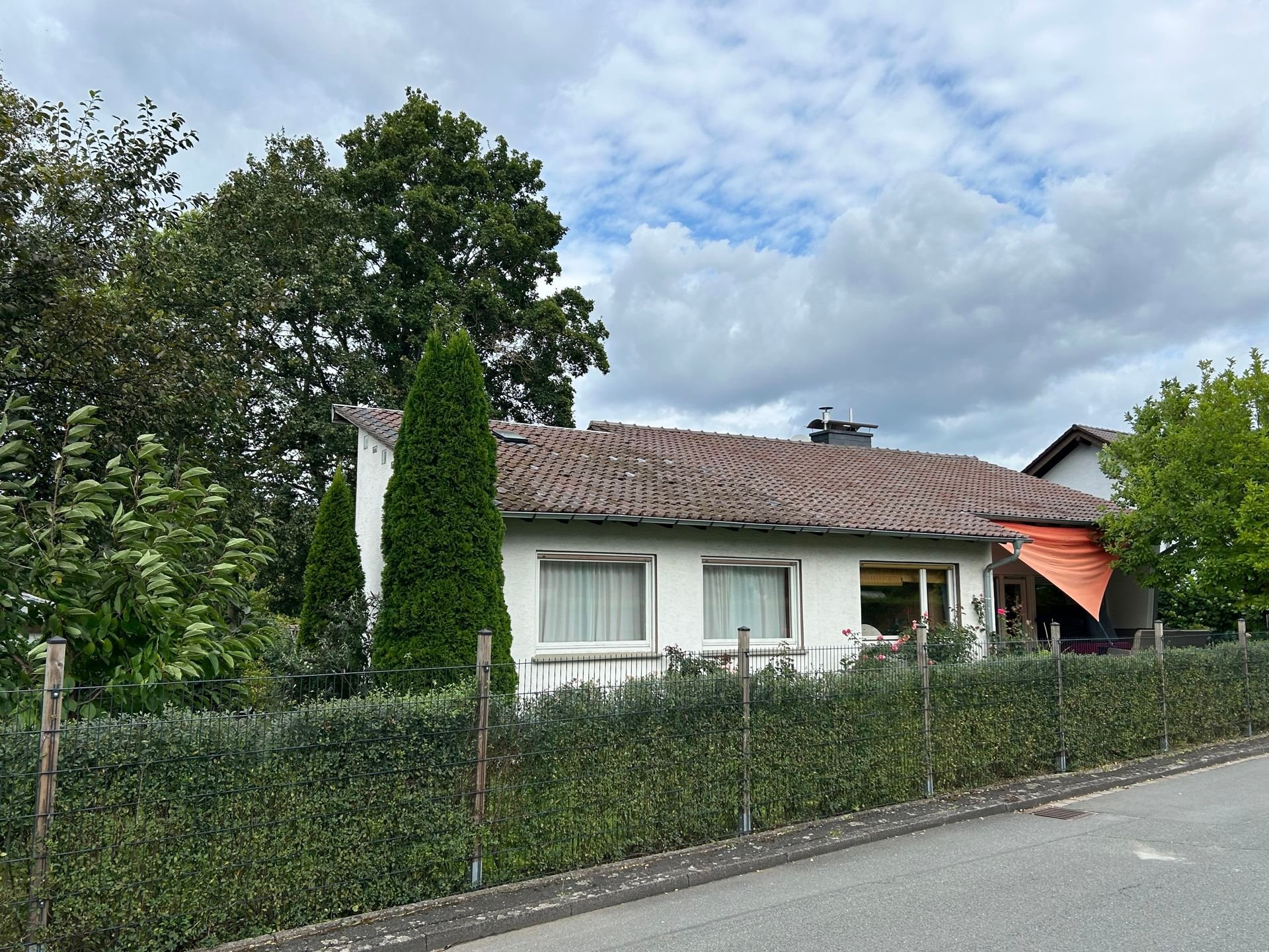 Bungalow zum Kauf 239.000 € 5 Zimmer 140 m²<br/>Wohnfläche 800 m²<br/>Grundstück 01.12.2024<br/>Verfügbarkeit Warburg Warburg 34414