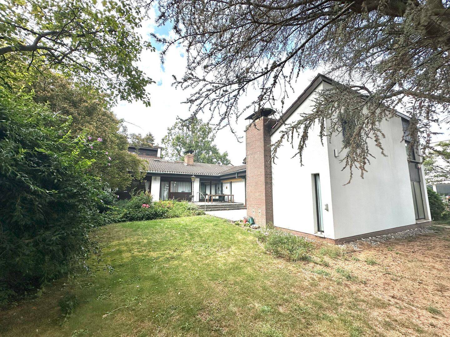 Immobilie in Hattersheim - Stilvoller, blickgeschützter Bungalow mit Einliegerwohnung in ruhiger Lage von Hattersheim am Main - Bild 1