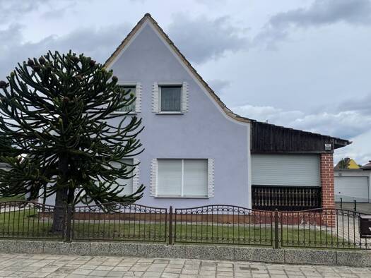 Einfamilienhaus zum Kauf 169.000 € 5 Zimmer 110 m² 1.004 m² Grundstück Lauta Lauta 02991