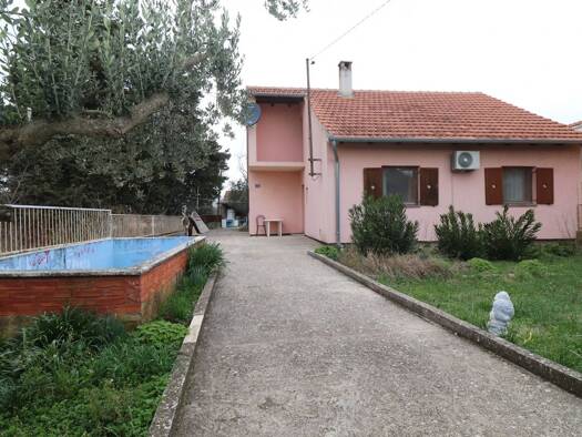Einfamilienhaus zur Miete 800 € 3 Zimmer 71 m² Kistanje 22000