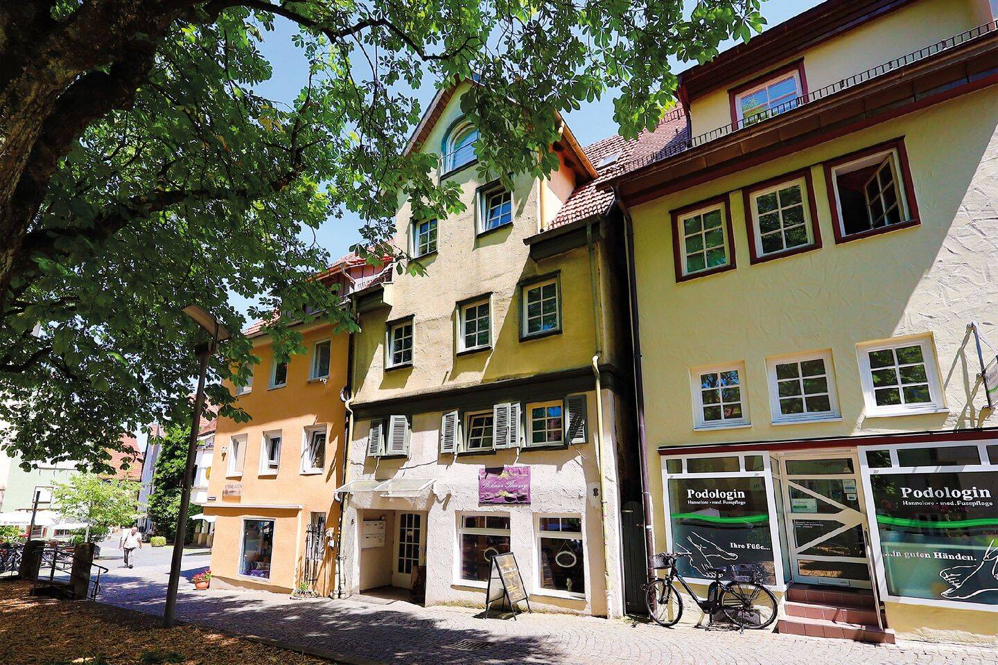 Immobilie in Schorndorf - Stadthaus mit 6 Einheiten und PKW-Stellplatz in Schorndorf - 20 km von Stattgart - voll vermietet - Bild 0