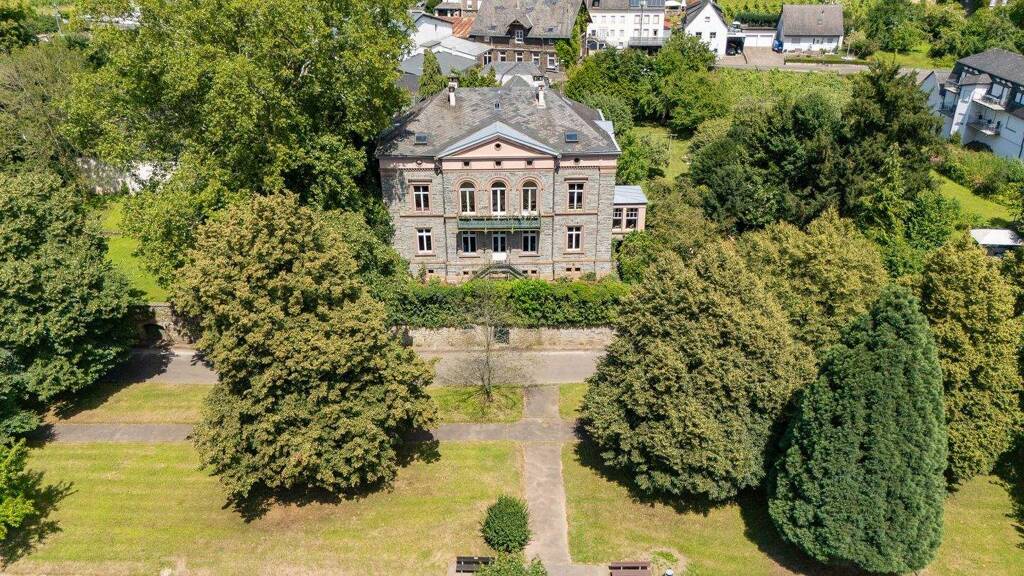 Haus zum Kauf 11 Zimmer 440 m² 2.700 m² Grundstück Traben Traben-Trarbach 56841