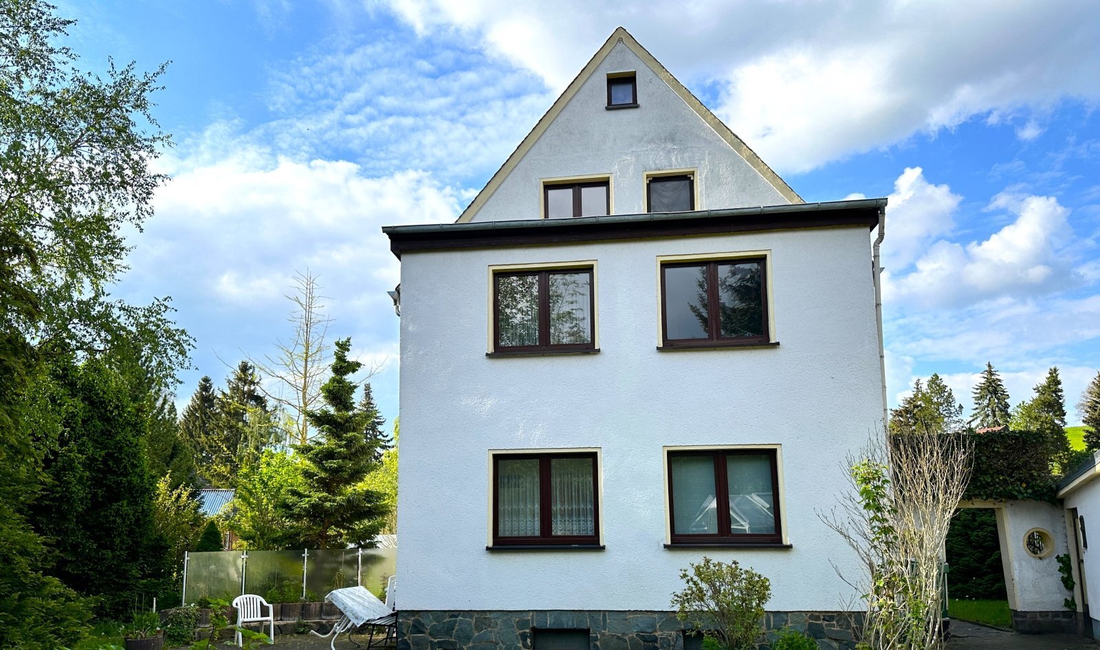 Mehrfamilienhaus zum Kauf 260.000 € 8 Zimmer 162 m²<br/>Wohnfläche 942 m²<br/>Grundstück Auerbach Zwickau-Auerbach 08066