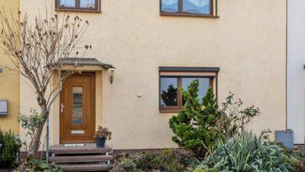 Reihenmittelhaus zum Kauf 315.000 € 5 Zimmer 105 m² 340 m² Grundstück Gesundbrunnen Halle 06128