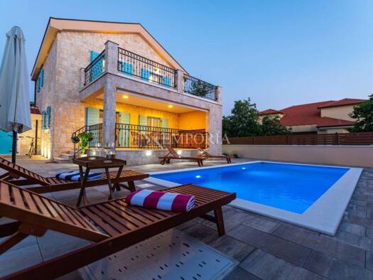 Einfamilienhaus zum Kauf - Erstbezug 700.000 € 3 Zimmer 202 m² Nin 23233