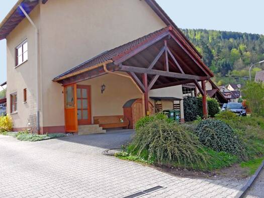 Reihenendhaus zur Miete 1.100 € 5,5 Zimmer 150 m² 324 m² Grundstück frei ab 01.10.2026 Calmbach Bad Wildbad 75323