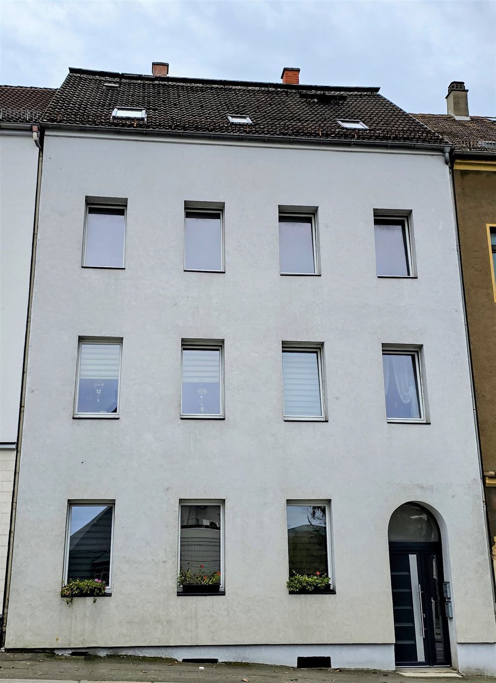 Mehrfamilienhaus zum Kauf 362.500 € 20 Zimmer 266 m²<br/>Wohnfläche 320 m²<br/>Grundstück 31.05.2025<br/>Verfügbarkeit Werdau Werdau , Sachs 08412