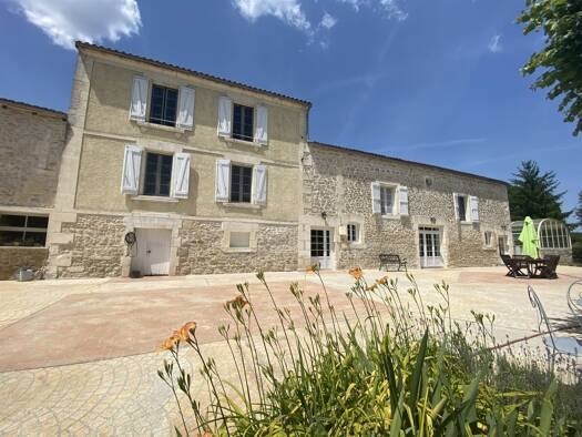 Haus zum Kauf 409.000 € 343 m² 1.977 m² Grundstück Asnières-sur-Nouère 16290