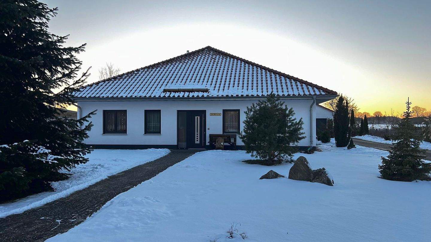 Immobilie in Göhren-Lebbin - Sehr schöner moderner Einfamilienhausbungalow in idyllischer Ortsrandlage am Kölpinsee - Müritz - Bild 2