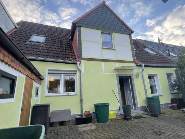 Reihenmittelhaus zum Kauf 89.000 € 4 Zimmer 75 m² 451 m² Grundstück Calbe 39240