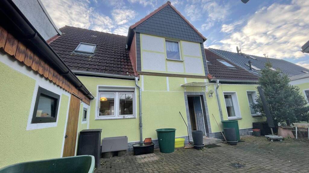 Reihenmittelhaus zum Kauf 89.000 € 4 Zimmer 75 m² 451 m² Grundstück Calbe 39240