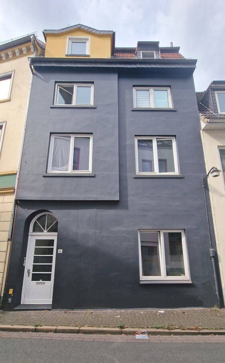 In begehrter Altstadtlage: Vermietetes Altbremer Reihenhaus mit 6 Zimmern, Keller, ca. 129 m² Wohn/Nutzfläche