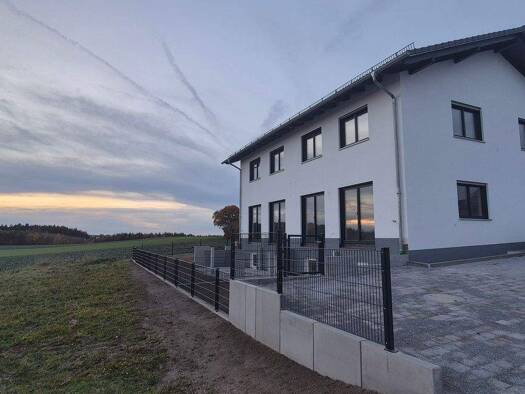 Doppelhaushälfte zur Miete - Erstbezug 1.880 € 5 Zimmer 133 m² frei ab 01.12.2025 Am Kornfeld 14 Reichersdorf Bruckberg 84079