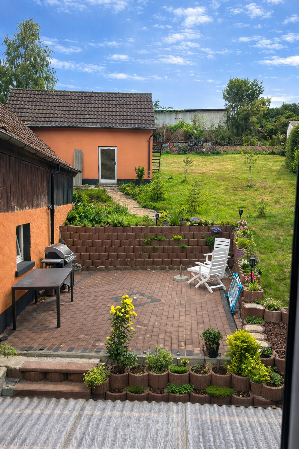 Immobilie in Sinntal - Großzügiges Einfamilienhaus mit viel Nutzfläche - komplett saniert, mit Terrassen, Garten & Garagen - Bild 3