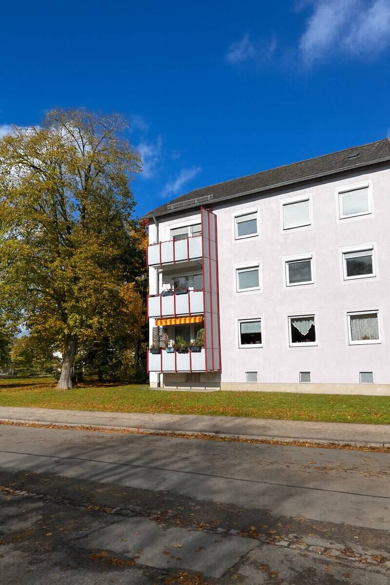 Immobilie in Neusäß - 2 Zimmerwohnung + Balkon in Neusäß - sanieren und profitieren! - Bild 0