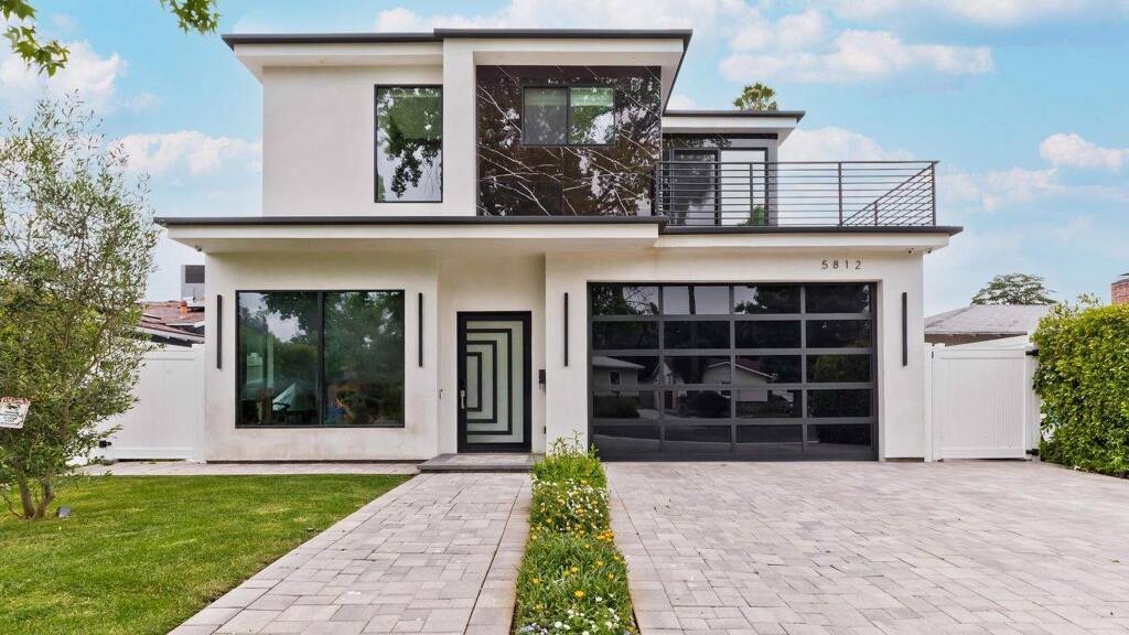 Einfamilienhaus zum Kauf 2.066.181 € 282 m² 627,5 m² Grundstück 5812 Willis Ave  Van Nuys  CA 91411  USA Los Angeles 91411