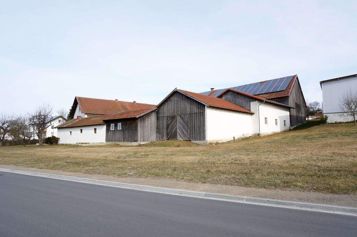 Immobilie in Runding - Seltene Gelegenheit: Zweifamilienhaus mit Nebengebäuden auf ehemaliger Hofstelle!!! - Bild 1