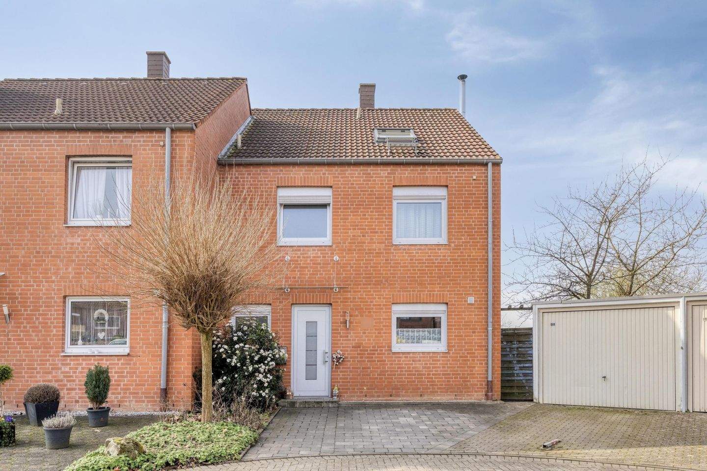 Immobilie in Weeze - Gepflegtes Reiheneckhaus mit 7 Zimmern, Garten, Weitblick und Garage. - Bild 2