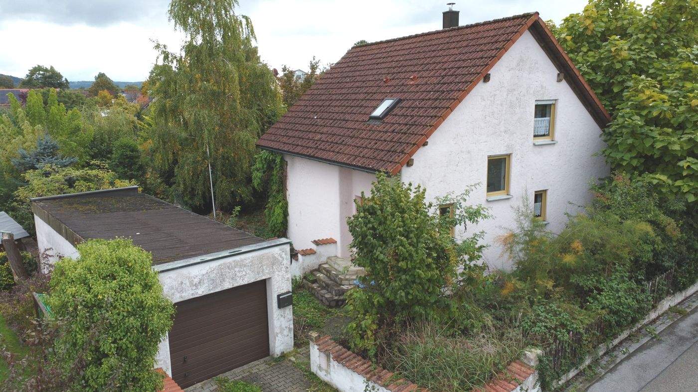 Im Dornröschenschlaf - Sanierungsbedürftiges Einfamilienhaus in ruhiger Lage in Neumarkt-Woffenbach