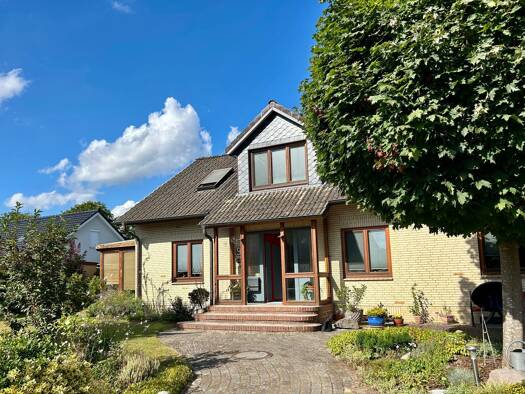 Einfamilienhaus zum Kauf 395.000 € 6 Zimmer 170 m² 873 m² Grundstück frei ab 01.12.2025 Bad Bramstedt 24576
