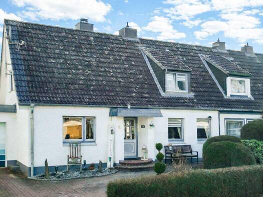 Doppelhaushälfte zum Kauf 299.000 € 3 Zimmer 107 m² 595 m² Grundstück Bad Segeberg 23795