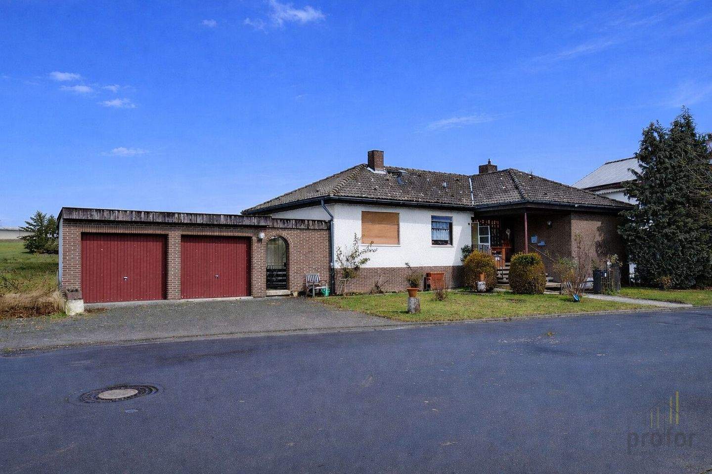 Immobilie in Calden - Zweifamilienhaus inkl. Einliegerwohnung mit eigenem Zugang und Ausbaupotenzial im Herzen von Calden - Bild 0