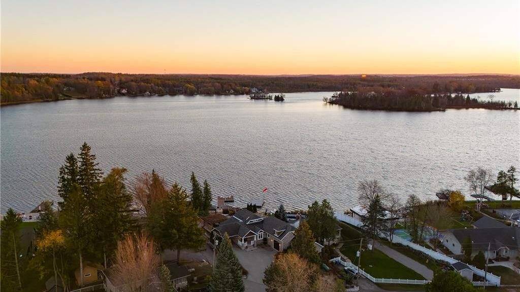 Einfamilienhaus zum Kauf 1.951.066 € 4 Zimmer 241 m² 1.011 m² Grundstück 9 Lake Avenue Puslinch N3C2V4