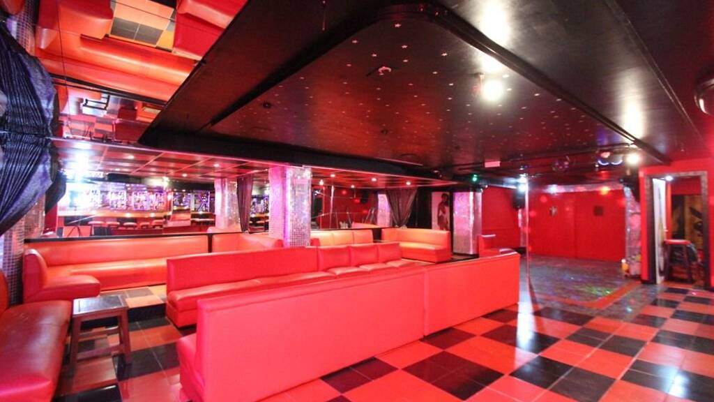 Club/Discothek zum Kauf 2.886.000 € 398 m² Gastrofläche 450 m² Grundstück Arenal 07600