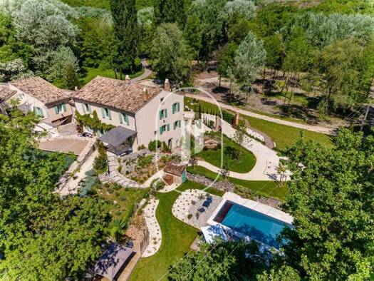 Haus zum Kauf 1.845.000 € 780 m² 25.385 m² Grundstück Grignan 26230