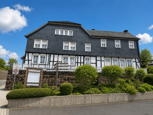 Mehrfamilienhaus zum Kauf 369.000 € 17 Zimmer 583,8 m² 1.415 m² Grundstück frei ab 01.09.2026 Heinsberg Kirchhundem 57399