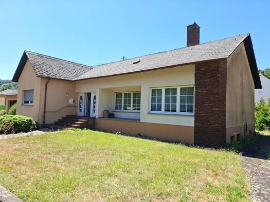 Einfamilienhaus zum Kauf 275.000 € 5 Zimmer 140 m² 1.283 m² Grundstück frei ab sofort Im Lihr 1 Büschfeld Wadern 66687