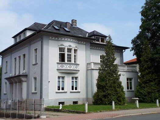 Wohnung zur Miete 700 € 3,5 Zimmer 100 m² 2 Geschosse frei ab sofort Neustadt 07806