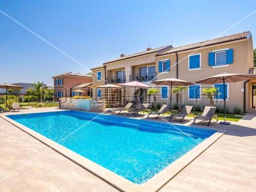 Wohnung zum Kauf 1 € 1 Zimmer 2.051 m² Poreč 52440