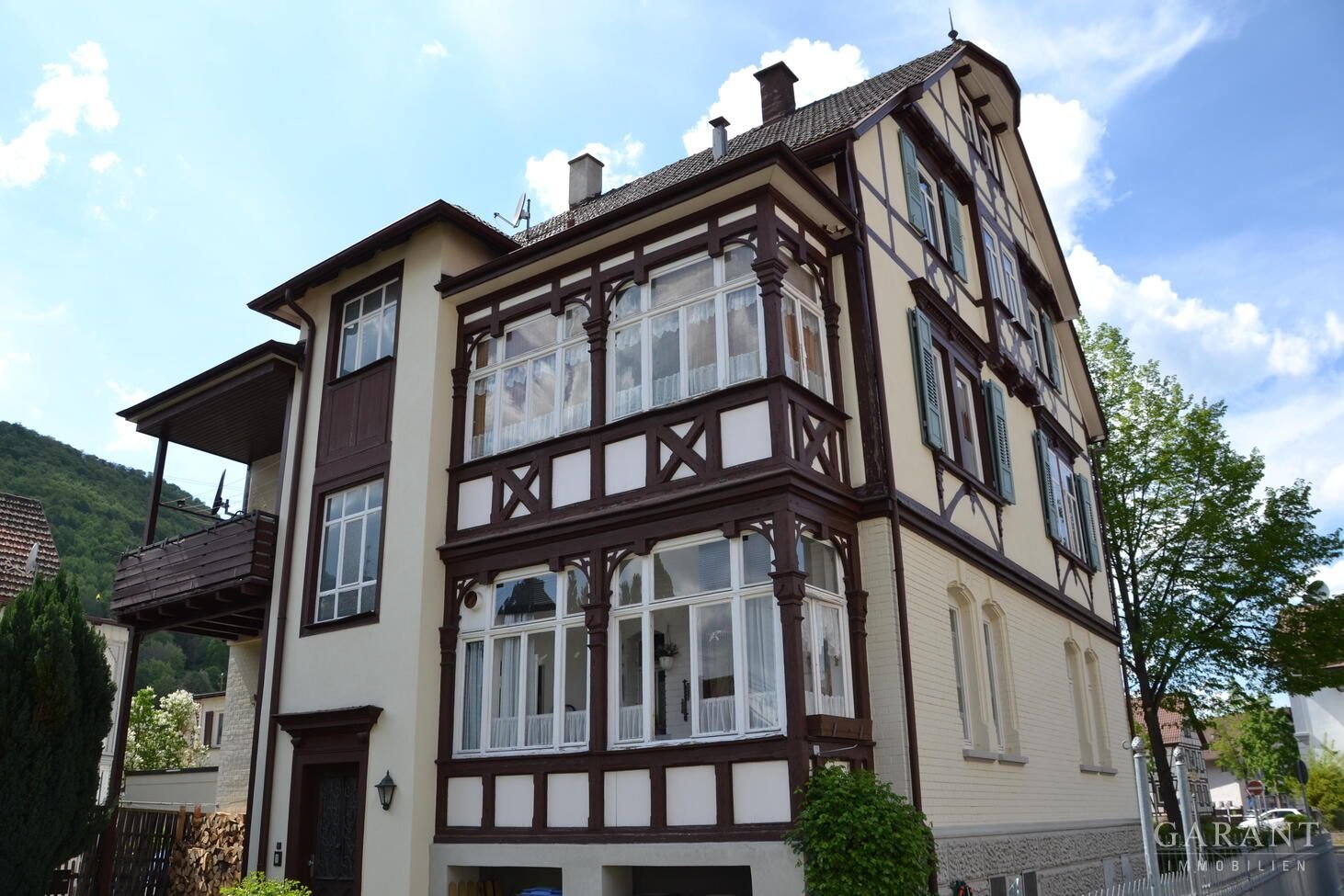 Villa zum Kauf 649.000 € 12 Zimmer 280 m²<br/>Wohnfläche 312 m²<br/>Grundstück Bad Urach Bad Urach 72574