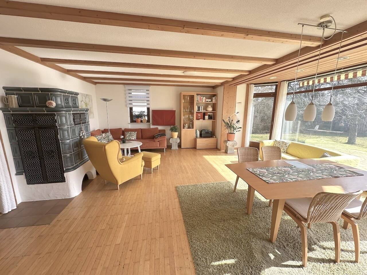 Immobilie in Estenfeld - ***Idyllisches EFH mit Einliegerwohnung & Garage im Grünen in Estenfeld*** - Bild 1