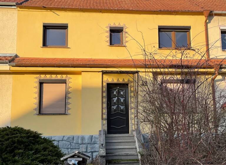 Reihenmittelhaus zum Kauf 70.000 € 4 Zimmer 84 m²<br/>Wohnfläche 640 m²<br/>Grundstück ab sofort<br/>Verfügbarkeit Gröba Riesa 01591