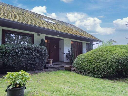 Einfamilienhaus zum Kauf 449.000 € 5 Zimmer 160 m² 1.060 m² Grundstück frei ab sofort Bad Segeberg 23795
