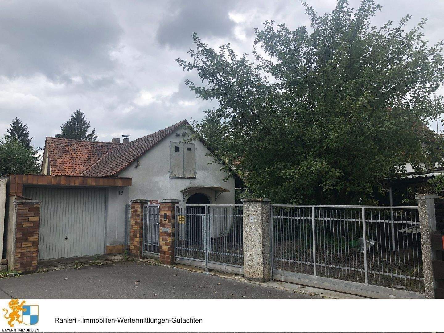 Immobilie in Oberasbach - Renovierungsbedürftiges Wohnhaus mit Nebengebäude in sehr guter Lage von Oberasbach - Bild 2