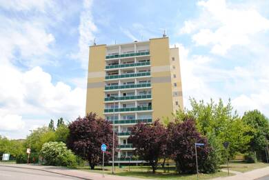 Wohnung zur Miete 315 € 2 Zimmer 56,7 m² Dachgeschoss, 10. Geschoss Straße des Friedens 68 Merseburg Merseburg 06217