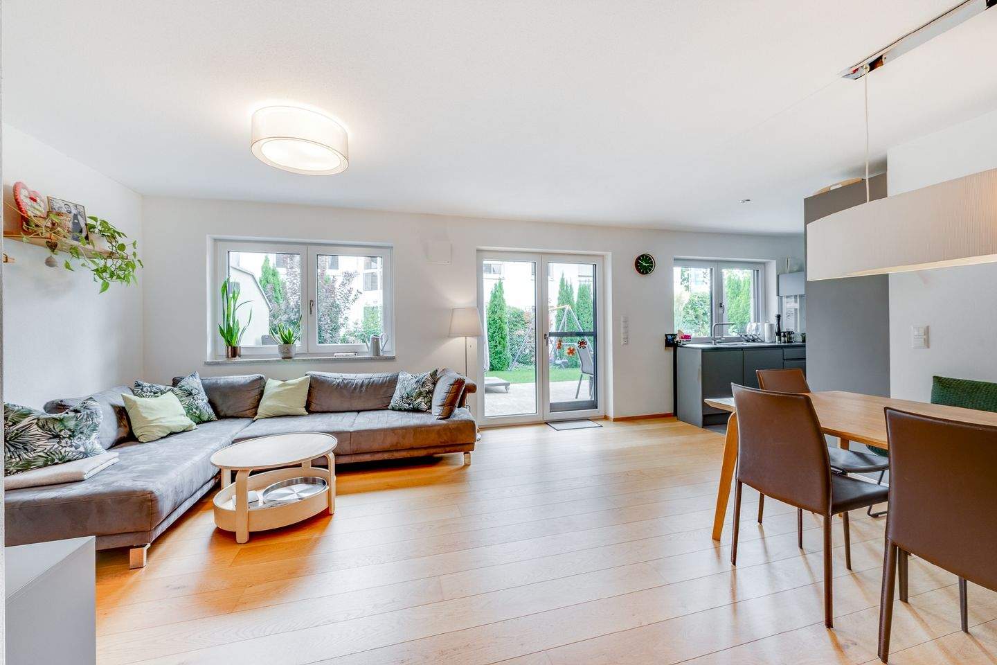 Immobilie in Oberding - AIGNER - Moderne Gartenwohnung auf zwei Etagen mit Südterrasse und eigenem Garten - Bild 0