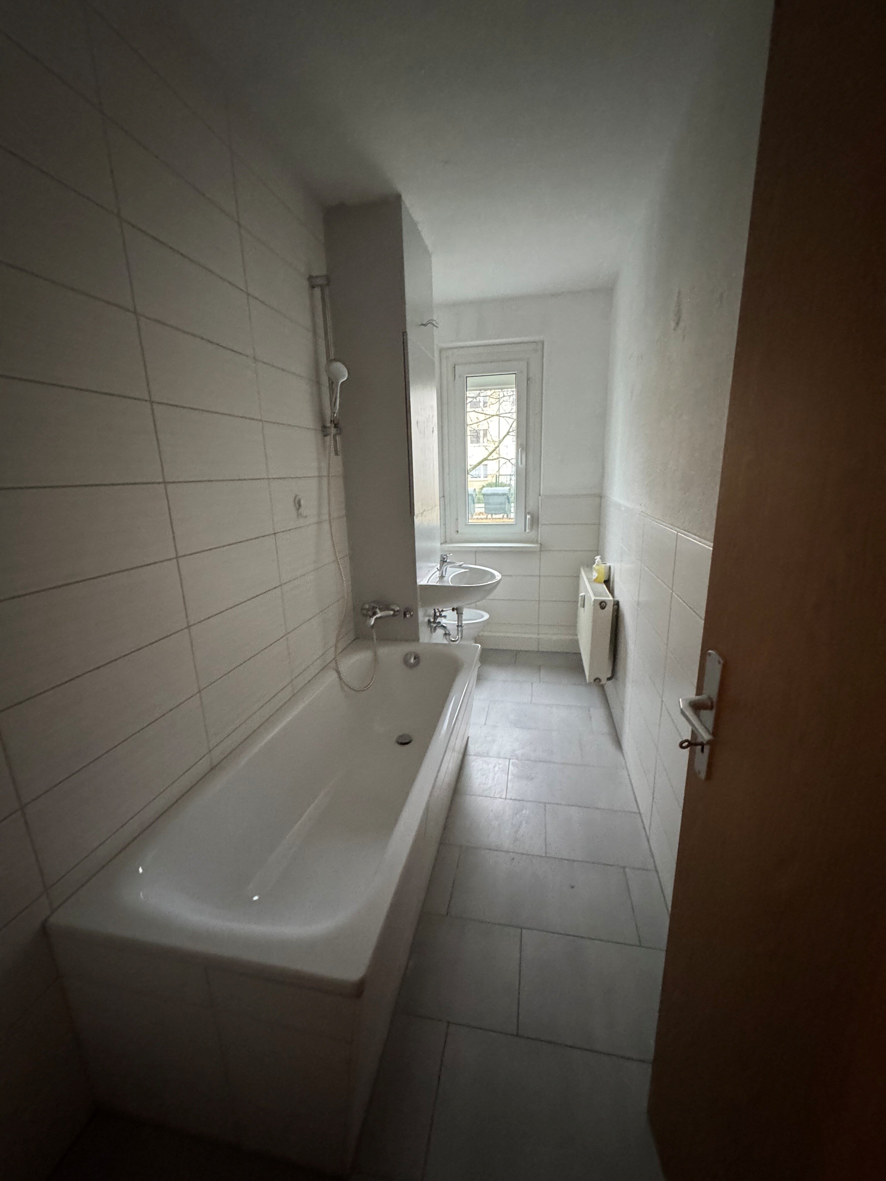 Wohnung zur Miete 353 € 2 Zimmer 61 m²<br/>Wohnfläche 1.<br/>Geschoss ab sofort<br/>Verfügbarkeit Einsteinstraße, 11, EG links Lauta Lauta 02991